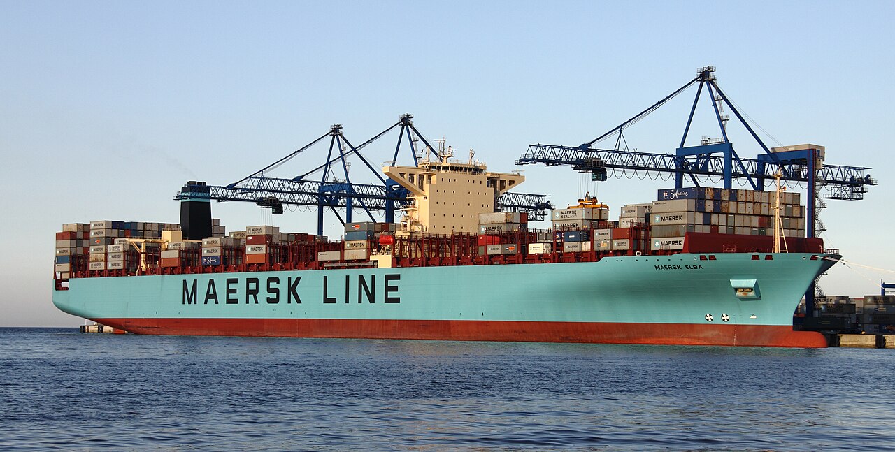 Operación de cargue de contenedores en muelle
